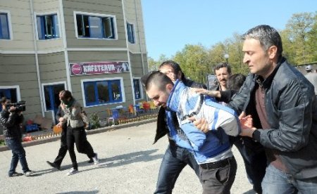 Polisle çatışan öğrenciler kendilerini fakülte binasına kilitledi