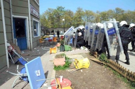 Polisle çatışan öğrenciler kendilerini fakülte binasına kilitledi