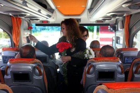 Polisler, bu kez karanfil, çikolata ve balon vermek için durdurdu