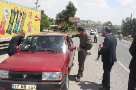 Polisler, bu kez karanfil, çikolata ve balon vermek için durdurdu