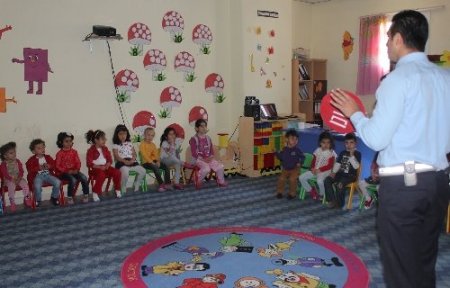 Polisler, çocuklara trafik kurallarını anlattı