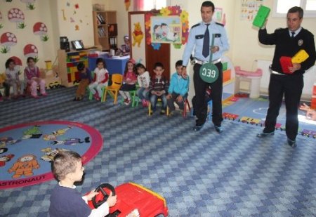 Polisler, çocuklara trafik kurallarını anlattı