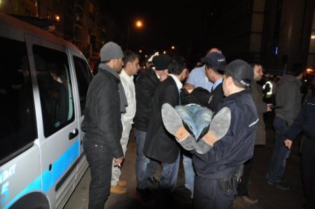 Polisler, Dakikalarca Yaralıyı Kucaklarında Tuttu