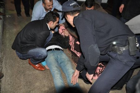Polisler, Dakikalarca Yaralıyı Kucaklarında Tuttu