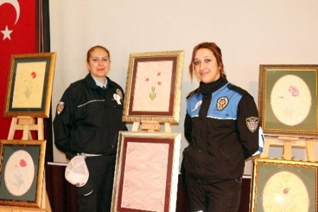 Polisler, ebru sergisi açtı