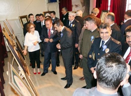 Polisler, ebru sergisi açtı