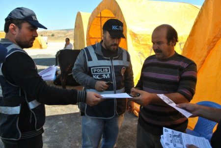 Polisler, hayvan pazarında sahte paraya karşı broşür dağıttı