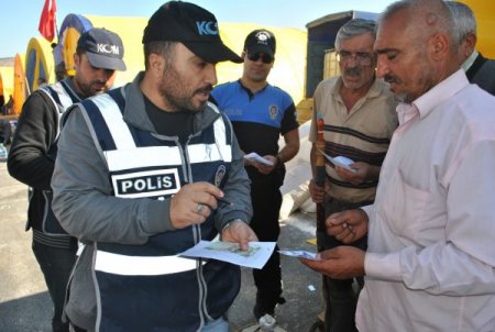 Polisler, hayvan pazarında sahte paraya karşı broşür dağıttı