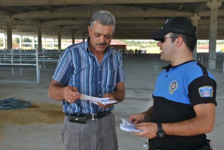 Polisler, hayvan pazarında sahte paraya karşı broşür dağıttı