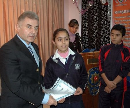 Polisler, Masa Tenisi Öğrettikleri 40 Çocuğa Sertifikalarını Verdi