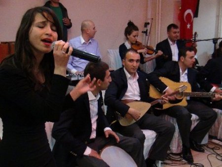 Polisler günü Kürtçe ve Türkçe şarkılarla halay çekilerek kutlandı