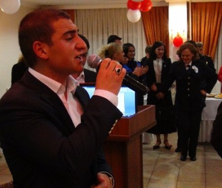 Polisler günü Kürtçe ve Türkçe şarkılarla halay çekilerek kutlandı