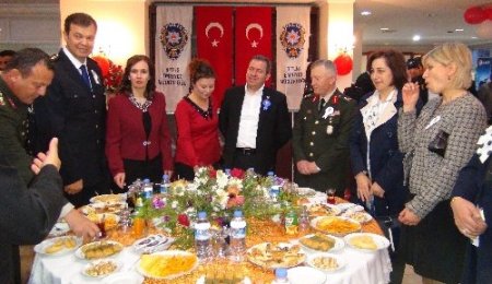 Polisler günü Kürtçe ve Türkçe şarkılarla halay çekilerek kutlandı