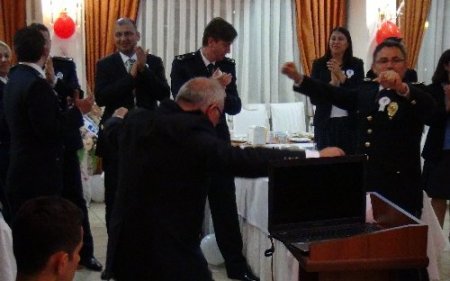 Polisler günü Kürtçe ve Türkçe şarkılarla halay çekilerek kutlandı