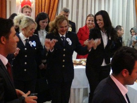 Polisler günü Kürtçe ve Türkçe şarkılarla halay çekilerek kutlandı