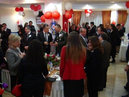 Polisler günü Kürtçe ve Türkçe şarkılarla halay çekilerek kutlandı