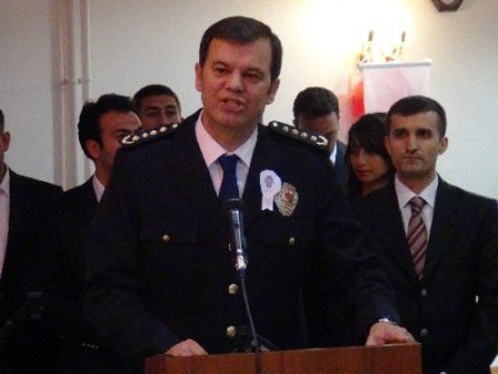 Polisler günü Kürtçe ve Türkçe şarkılarla halay çekilerek kutlandı