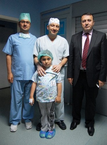 Polisler kampanya düzenledi minik Zeynep şaşılıktan kurtuldu