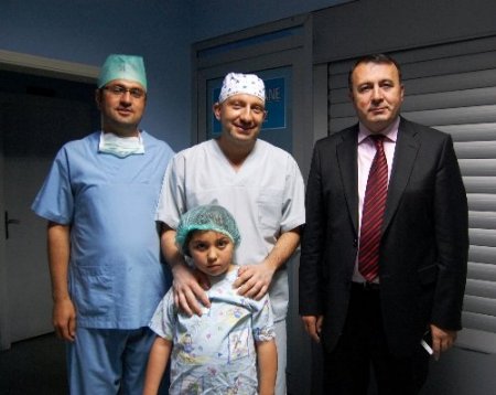 Polisler kampanya düzenledi minik Zeynep şaşılıktan kurtuldu