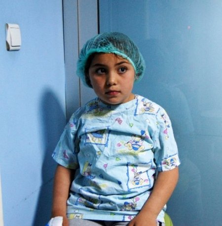 Polisler kampanya düzenledi minik Zeynep şaşılıktan kurtuldu