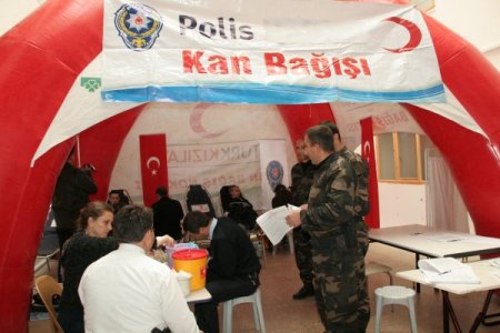 Polisler kan bağışında bulundu