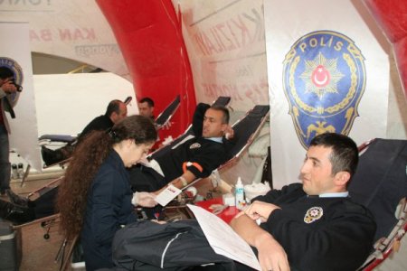 Polisler kan bağışında bulundu