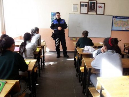 Polisler karne olumsuzluklarına karşı öğrenci ve aileleri bilgilendirdi