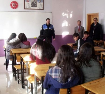 Polisler karne olumsuzluklarına karşı öğrenci ve aileleri bilgilendirdi
