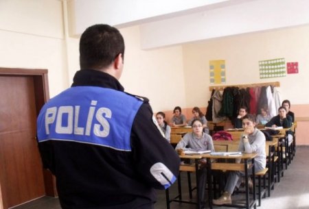 Polisler karne olumsuzluklarına karşı öğrenci ve aileleri bilgilendirdi