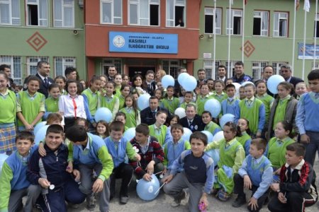 Polisler Kendileri İçin Etkinlik Hazırlayan Öğrencilere Çikolata Dağıttı