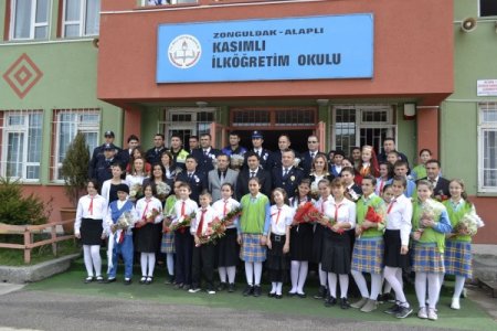 Polisler Kendileri İçin Etkinlik Hazırlayan Öğrencilere Çikolata Dağıttı