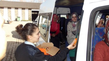 Polisler öğrencileri sinemaya götürdü