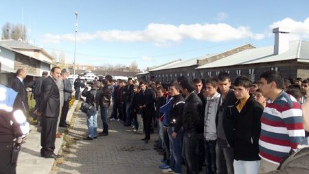 Polisler öğrencileri sinemaya götürdü