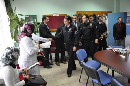 Polisler okul okul gezerek Öğretmenler Günü'nü kutladı