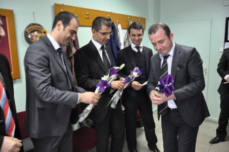 Polisler okul okul gezerek Öğretmenler Günü'nü kutladı