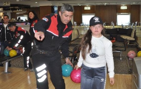 Polisler otizmli ve zihinsel engelli çocuklarla bowling oynadı