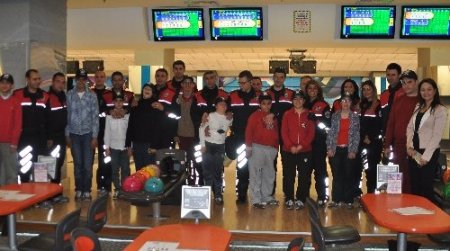 Polisler otizmli ve zihinsel engelli çocuklarla bowling oynadı