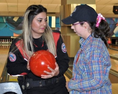 Polisler otizmli ve zihinsel engelli çocuklarla bowling oynadı