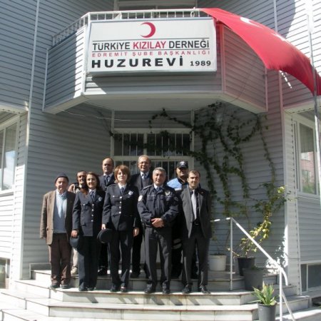 Polisler Şehit Aileleri Ve Yaşlıları Unutmadı