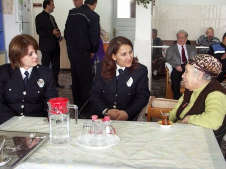 Polisler Şehit Aileleri Ve Yaşlıları Unutmadı