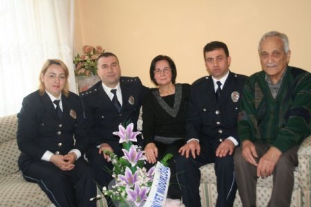 Polisler Şehit Aileleri Ve Yaşlıları Unutmadı