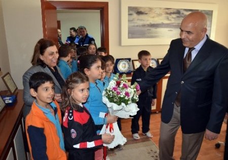 Polisler ve öğrenciler fidan dikimi etkinliğinde buluştu