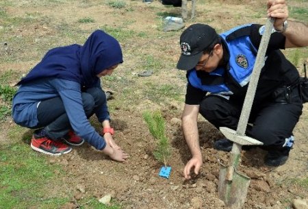 Polisler ve öğrenciler fidan dikimi etkinliğinde buluştu