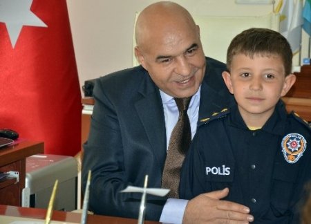 Polisler ve öğrenciler fidan dikimi etkinliğinde buluştu