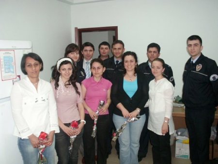 Polislerden, Hemşireler Haftası'nda Hemşirelere Karanfil