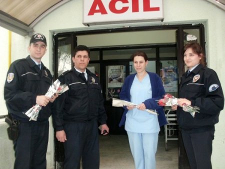 Polislerden, Hemşireler Haftası'nda Hemşirelere Karanfil