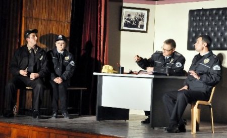 Polislerden göz dolduran sahne performansı