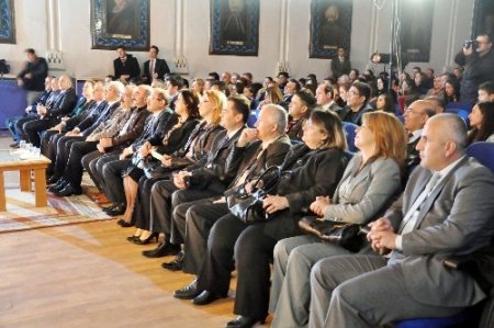 Polislerden göz dolduran sahne performansı