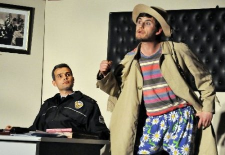 Polislerden göz dolduran sahne performansı