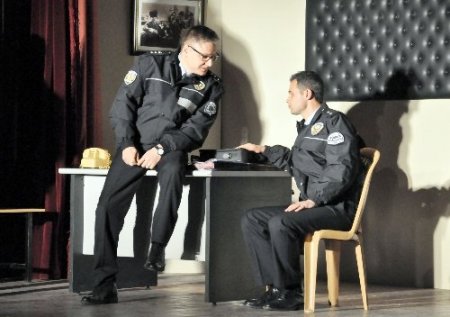 Polislerden göz dolduran sahne performansı